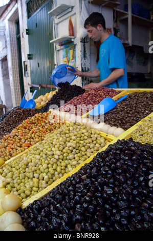 Marokko, Tetouan. Historische Medina Basar, frische Produkte stehen. Marokkanische Spezialität, bunte Oliven. Stockfoto