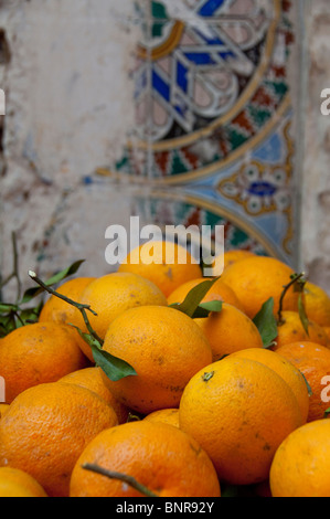 Marokko, Tetouan. Historische Medina-Basar, frische Früchte Anbieter stehen. Stockfoto