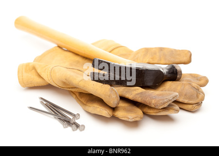 Hammer, Handschuhe und Nägel isoliert auf einem weißen Hintergrund. Stockfoto