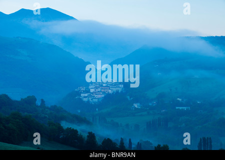 Vor der Morgendämmerung Nebel über der mittelalterlichen Stadt Preci in den Monti Sibillini Nationalpark, Umbrien Italien Stockfoto