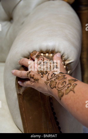 Marokko, Tetouan. Historische Medina Basar. Handgemalte Henna gefärbt-Design auf Seite. Stockfoto