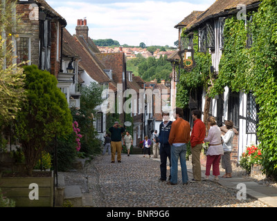 Eine Gruppe von Touristen außerhalb der berühmten Mermaid Inn in Rye East Sussex Stockfoto
