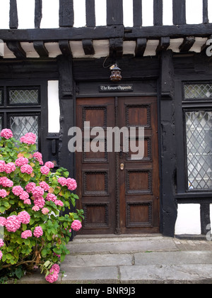 Seltsam benannte Haus "The House gegenüber" gegenüber der berühmten Mermaid Inn in Rye East Sussex Stockfoto