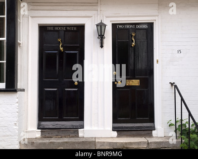 Seltsam benannte Haus "das Haus mit zwei vorderen Türen" in Mermaid Street Roggen East Sussex Stockfoto