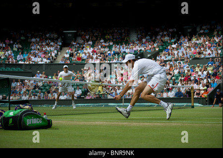 29. Juni 2010: Bob Bryan USA 2/Mike Bryan USA (2) V Carsten Ball AUS /Chris Guccione aus Internationales Tennisturnier in Wimbledon statt bei den All England Lawn Tennis Club, London, England. Stockfoto