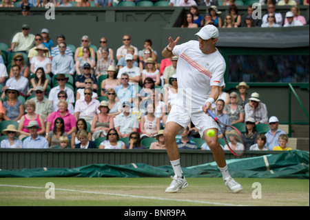 29. Juni 2010: Bob Bryan USA 2/Mike Bryan USA (2) V Carsten Ball AUS /Chris Guccione aus Internationales Tennisturnier in Wimbledon statt bei den All England Lawn Tennis Club, London, England. Stockfoto