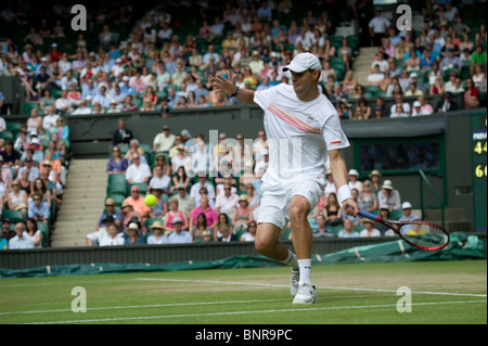 29. Juni 2010: Bob Bryan USA 2/Mike Bryan USA (2) V Carsten Ball AUS /Chris Guccione aus Internationales Tennisturnier in Wimbledon statt bei den All England Lawn Tennis Club, London, England. Stockfoto