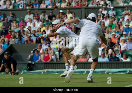 29. Juni 2010: Bob Bryan USA 2/Mike Bryan USA (2) V Carsten Ball AUS /Chris Guccione aus Internationales Tennisturnier in Wimbledon statt bei den All England Lawn Tennis Club, London, England. Stockfoto