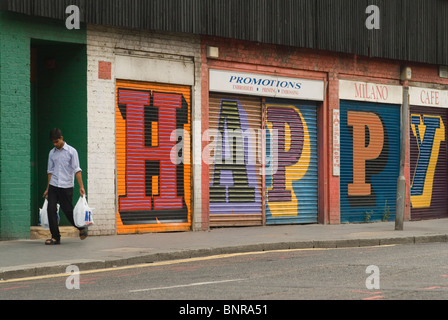 Middlesex Street Shoreditch East End London. Alphabet Street Projekt 'HAPPY' auf Schaufensterläden. Stencil Street Art des Sprühmalers Ben eine. England 2010er UK 2010 HOMER SYKES Stockfoto