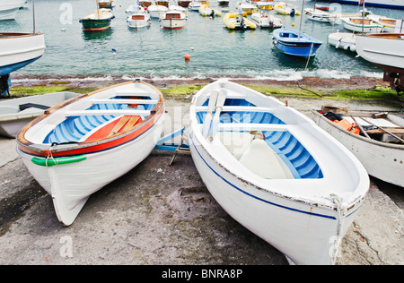 Kleine Fischerboote an Land gezogen im Hafen auf der Ilse Capri. Stockfoto