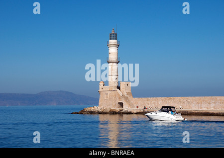 Leuchtturm am Eingang zum venezianischen Hafen Chania Nordwesten Kreta Griechenland Stockfoto