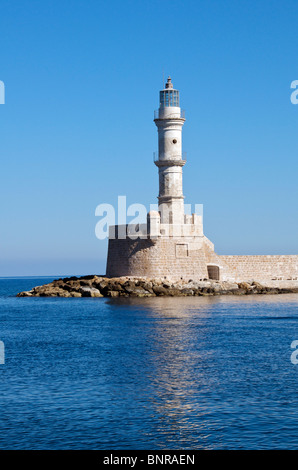 Leuchtturm am Eingang zum venezianischen Hafen Chania Nordwesten Kreta Griechenland Stockfoto