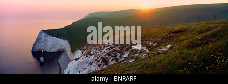 Genommen von einer Klippe in der Nähe von Durdle Door, Lulworth, Dorset in der Abenddämmerung Stockfoto