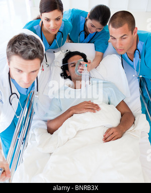 Ärzteteam mit einem Patienten auf Intensivstation Stockfoto