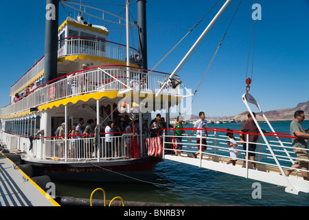 USA-Nevada - Lake Mead Ausflug Paddelboot Desert Princess Passagiere aussteigen. Stockfoto