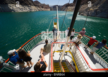 USA-Nevada - Lake Mead Ausflug Paddelboot Desert Princess. Passagiere genießen Sie Getränke und Sonnenschein auf das Bugdeck. Stockfoto