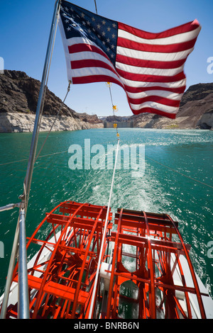 USA-Nevada - Lake Mead Paddel Ausflugsschiff Desert Princess - Schaufelrad Rückansicht. US-Flagge. Stockfoto