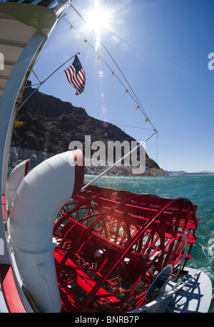 USA-Nevada - Lake Mead Paddel Ausflugsschiff Desert Princess - Schaufelrad Rückansicht. US-Flagge. Stockfoto