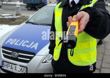 Polnischer Polizist hält neue AlcoBlow Alkohol-Messgerät für schnelle, vorläufige Treiber testen Stockfoto