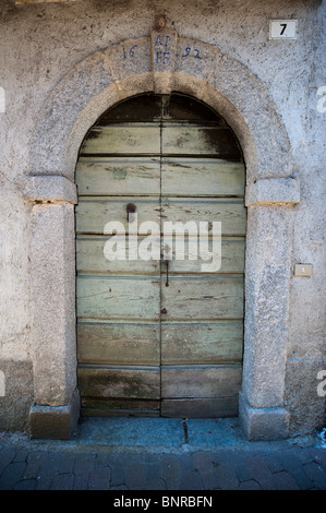 Alte Holztür in Haus in Magreglio, Italien Stockfoto