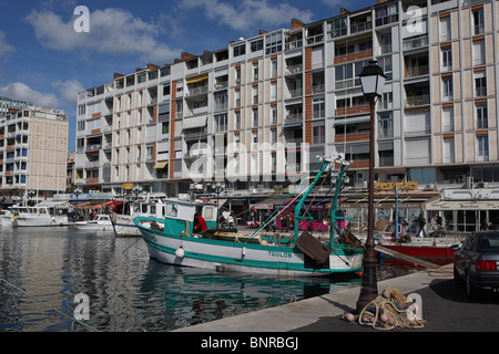 Angeln, Boote und Cafés in den Hafen von Toulon, Var, Cote d ' Azur, Provence, Frankreich, Europa Stockfoto