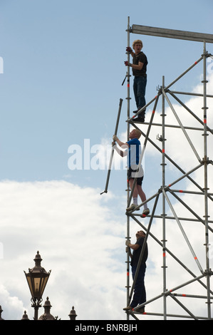 Bauarbeiter auf einem Gerüst, Sankt Petersburg, Russland Stockfoto
