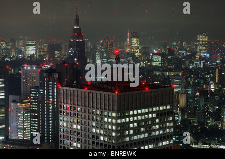 Eine Nacht auf Tokio, Japan, aus dem Norden Observatorium der Tokyo Metropolitan Government Building. Stockfoto