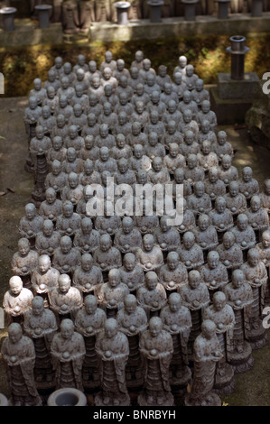 Reihen von kleinen Statuen von Jizo, die Hütergottheit der Kinder, bei Hase-Kannon-Tempel oder Hasedera in Kamakura, Japan. Stockfoto