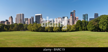 Panoramablick auf Sheep Meadow und Central Park South im Central Park, NYC Stockfoto