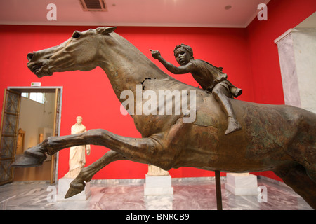 Bronzestatue Artemision Jockey im nationalen archäologischen Museum, Athen, Griechenland Stockfoto