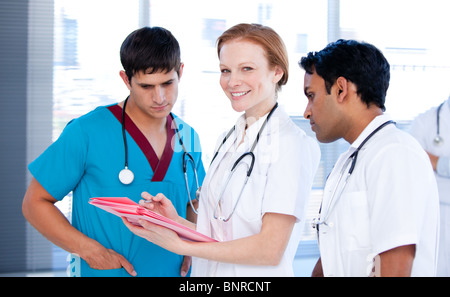 Fröhliche Ärztin arbeiten mit ihrem team Stockfoto