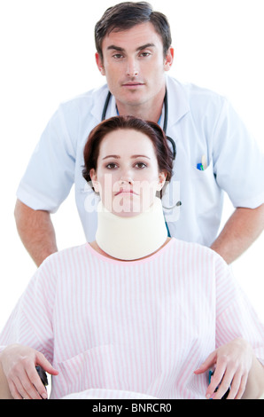 Charmante Krankenpfleger mit seinem Patienten auf einen Rollstuhl Stockfoto