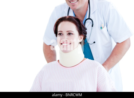 Porträt einer lächelnden Frau mit einer Halskrause, die auf einen Rollstuhl sitzend Stockfoto