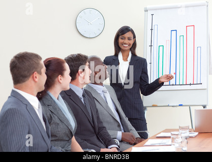 Geschäftsfrau hält einen Vortrag zu ihren Kollegen Stockfoto
