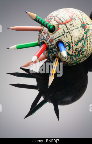 Antiker Globus Stifthalter Stockfoto