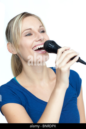 Frau singt auf ein Mikrofon Stockfoto