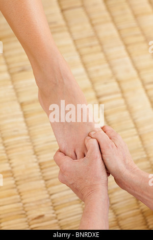 Frau mit einer Fußmassage Stockfoto