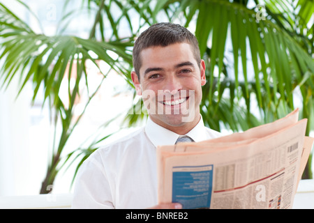Gut aussehend Geschäftsmann Zeitunglesen Arbeitsplatz Stockfoto