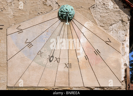 Zagreb, Kroatien. Sonnenuhr mit Zeichen des Tierkreises auf Tkalciceva Ulica (Straße) Stockfoto