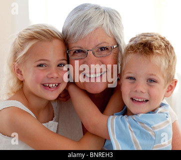 Porträt der Großmutter und Enkel Stockfoto