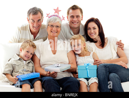 Familie feiern Omas Geburtstag Stockfoto