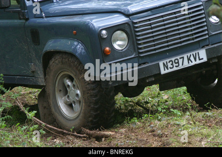 Land Rover 110 Defender fahren abseits der Straßen Stockfoto