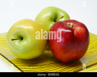 drei Äpfel in einer Platte Stockfoto