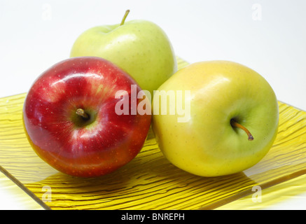 drei Äpfel in einer Platte Stockfoto