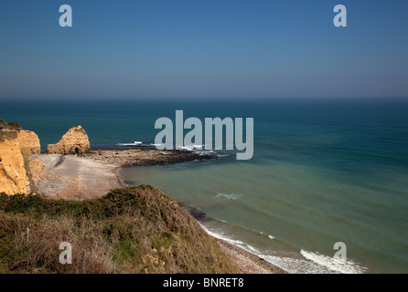 Blick von Pointe Du Hoc Memorial, Blick nach Westen in Richtung Utah Beach. Stockfoto