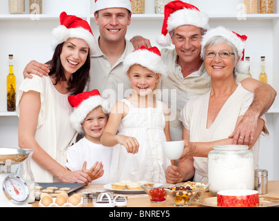 Kinder Backen Weihnachten Kuchen in der Küche mit ihrer Familie Stockfoto