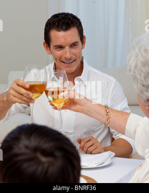 Mann mit seiner Mutter in einem Weihnachtsessen Toasten Stockfoto