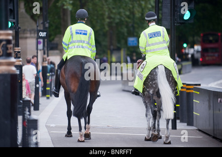 Metropolitan Polizisten patrouillieren regelmäßig die Straßen von London auf dem Pferderücken. Stockfoto