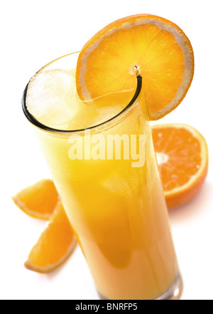 Glas eiskalten Orangensaft mit Orangenscheibe (isoliert gegen weiß) Stockfoto