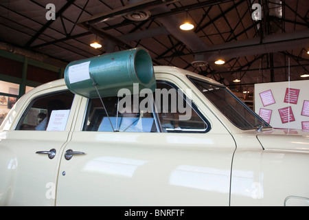 Kingman AZ Altstadt - das Powerhouse Museum und Besucherzentrum. Studebaker Auto externe Wind trieb eine Klimaanlage. Stockfoto